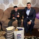 Депутат НС РД Азад Гаджиев поздравил с наступающим Новым годом ветерана ВОВ из Дербентского района
