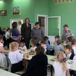 Депутаты проверили организацию горячего питания в образовательных учреждениях