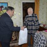 Виктор Кузнецов в преддверии Нового года вручил подарки ветерану Великой Отечественной войны