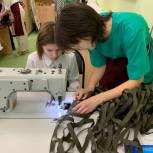 В Самаре «Единая Россия» передала швейные машинки в учебный центр, где изготавливают носилки для бойцов СВО
