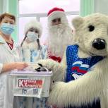 Сторонники «Единой России» в Карталах передали «Коробку храбрости» в детское отделение местной больницы