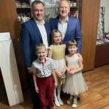«Елка желаний»: дети из абаканской многодетной семьи получили подарки от «Единой России»