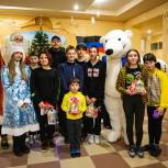 Более 3500 подарков к Новому году получили воспитанники детских домов и школьники ЛДНР и Запорожья от единороссов юга Москвы