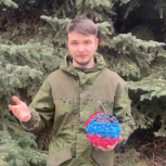 Артём Николаев передал новогоднюю игрушку для главной ёлки Екатеринбурга от детей Донбасса