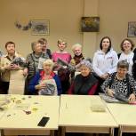 В подмосковном Пушкине активисты «Единой России» провели новогодний мастер-класс для пожилых людей