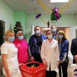 Сторонники партии «Единая Россия» доставили «Коробку храбрости» в детское инфекционное отделение