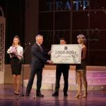 Владлен Колесников от лица депутатов поздравил коллектив музыкального театра с днем рождения учреждения