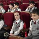 Дети участников СВО стали зрителями спектакля «Золушка» в Грозном