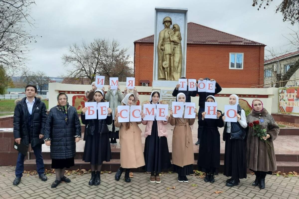 Братском чеченская республика. Бабаюрт памятник неизвестному солдату. Гудермесские чеченцы. Гудермесский район село Ишхой Юрт. Чеченские военные.