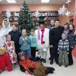 Дмитрий Афоничев приобрел ель для Дубенской поселковой библиотеке