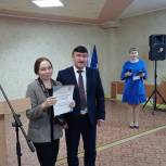 Секретарь Волжского местного отделения Партии наградил отличившихся единороссов
