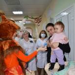 Сказочные герои поздравили пациентов детской поликлиники с наступающими праздниками