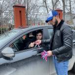 Жителям Чеченской Республики раздали более 20 тысяч триколор-лент ко Дню Конституции России