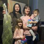 «Единая Россия» в Волгодонске доставила живую сосну к Новому году для семьи из Мариуполя