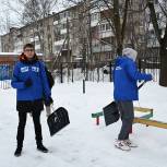 Активисты проекта «Единой России» очистили от снега территорию школы в Смоленске