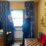 Пожилой жительнице Губкинского помогли заменить радиатор отопления в квартире