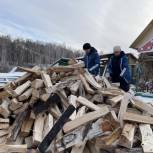 «Единая Россия» привезла дрова семье военнослужащего