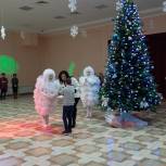 Единороссы поздравляют детей мобилизованных земляков и вынужденных переселенцев с наступающим Новым годом