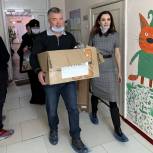 Депутат Госдумы Артем Кавинов привез игрушки и новогодние подарки ребятам в Луганскую детскую больницу