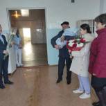 Апанасенковские активисты «Единой России» поздравили жену военнослужащего с рождением ребёнка