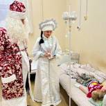 Дед Мороз и Снегурочка навестили с подарками детей, находящихся на лечении в Кстовской центральной больнице