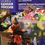 Псковские волонтеры собрали детские игрушки для новогодних подарков детям