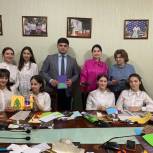 Региональная приемная «Единой России» организовала мастер-класс для детей по изготовлению новогодних открыток для участников СВО