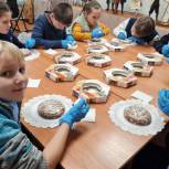 «Единая Россия» организовала мастер-класс по росписи пряников для детей из ПВР