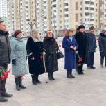 Активисты партии почтили память Героев-земляков возложением цветов