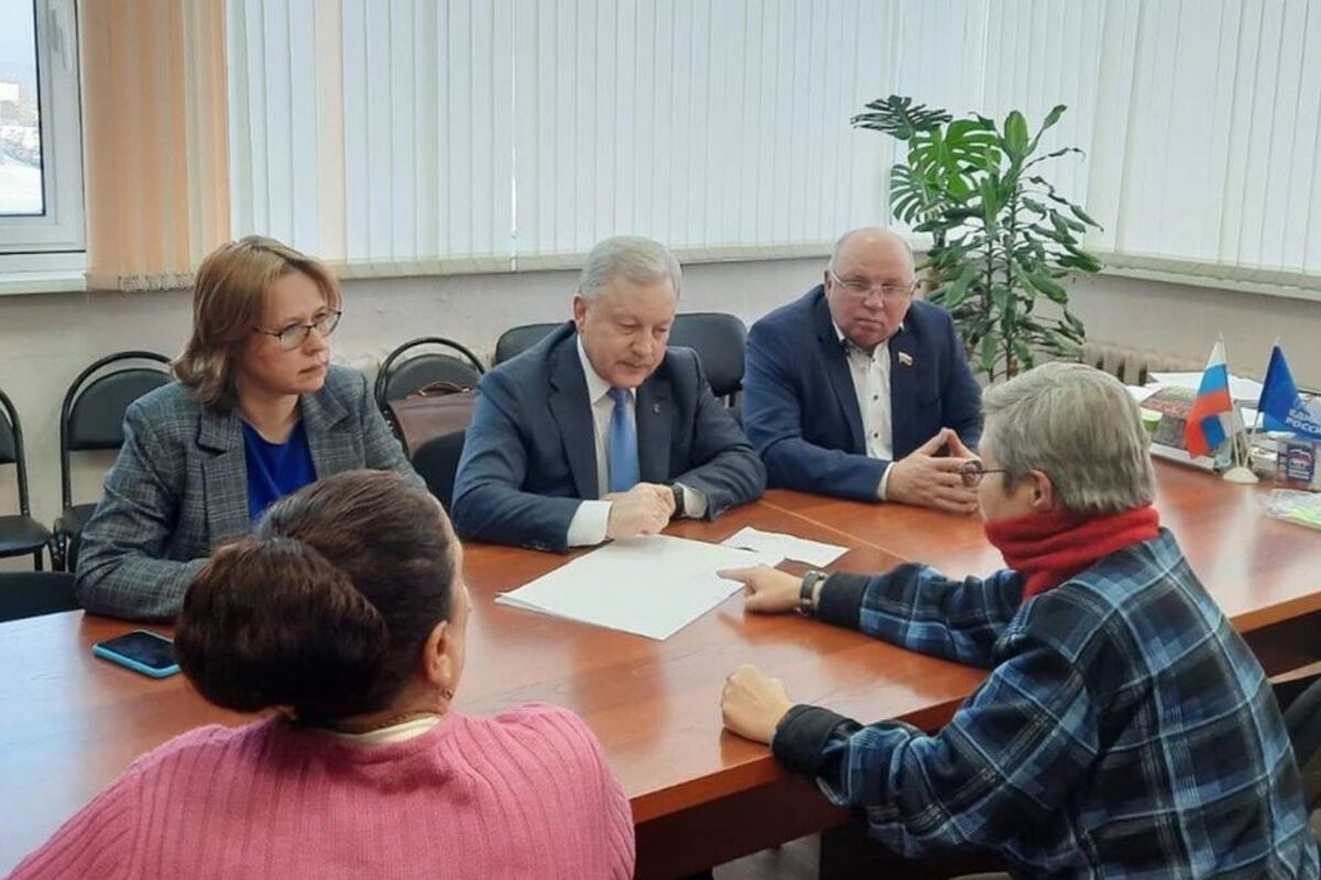 В Братске приём жителей в общественной приёмной «Единой России» провели мэр  и депутаты городской думы