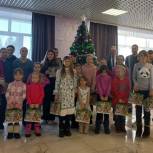 Александр Серебренников поздравил с Новым годом детей в пункте временного размещения