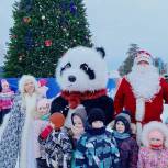 Белоярские партийцы приняли участие в открытии снежного городка