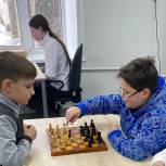 В Троицке провели Новогодний турнир по шахматам в рамках партпроекта «Шахматный всеобуч»