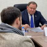 Депутат Виктор Дерябкин обсудил с жителем донской столицы реализацию собственного проекта