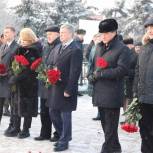 В Ульяновске активисты «Единой России» в День Неизвестного Солдата возложили цветы к Вечному огню