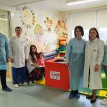 Тюменские единороссы передали «Коробку храбрости» с игрушками пациентам нейрохирургического центра