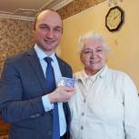 Старейшего члена «Единой России» в Тракторозаводском районе поздравили с 21-й годовщиной партии