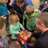 «Единая Россия» организовала новогодние праздники для детей в регионах
