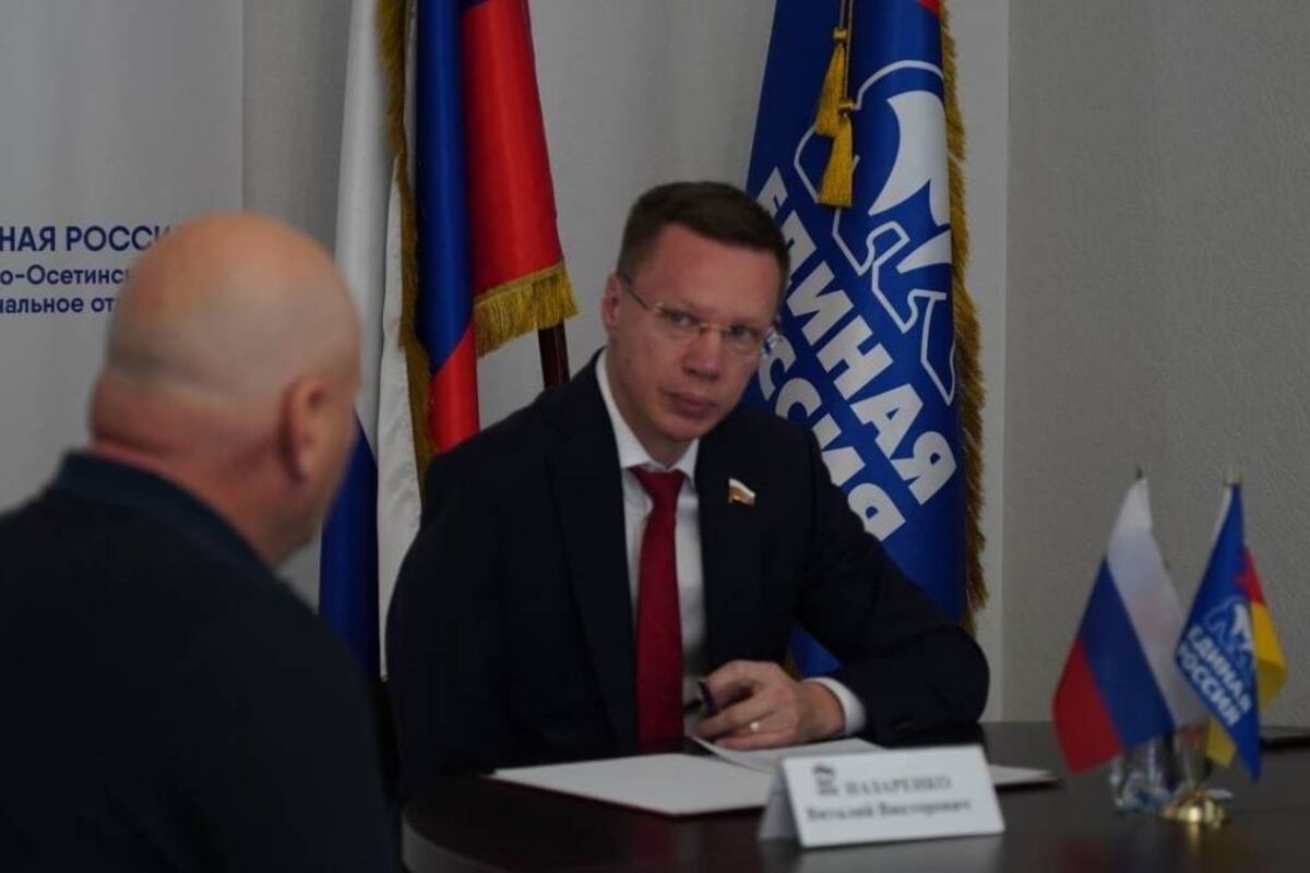 В рамках Декады приемов граждан сенатор РФ Виталий Назаренко провел прием в Региональной общественной приемной «Единой России»