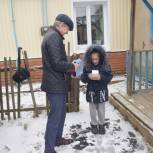 В рамках акции «Ёлка желаний» девочке из села Липовка Энгельсского района депутат подарил смартфон