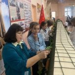 Школьники Южноуральска плетут массети, а волонтеры Варны готовят новогодние подарки для участников СВО