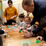 Подопечные социального центра в Петроградском районе научились делать елочные игрушки — мастер-класс организовали единороссы и сторонники партии