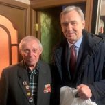 Александр Артемов поздравил омского ветерана с Новым годом