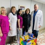 Наталия Фирюлина передала «Коробку храбрости» в Красноярскую краевую детскую больницу