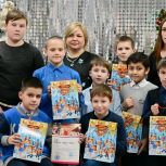 Новогодние подарки от «Единой России» получили участники хоккейного турнира