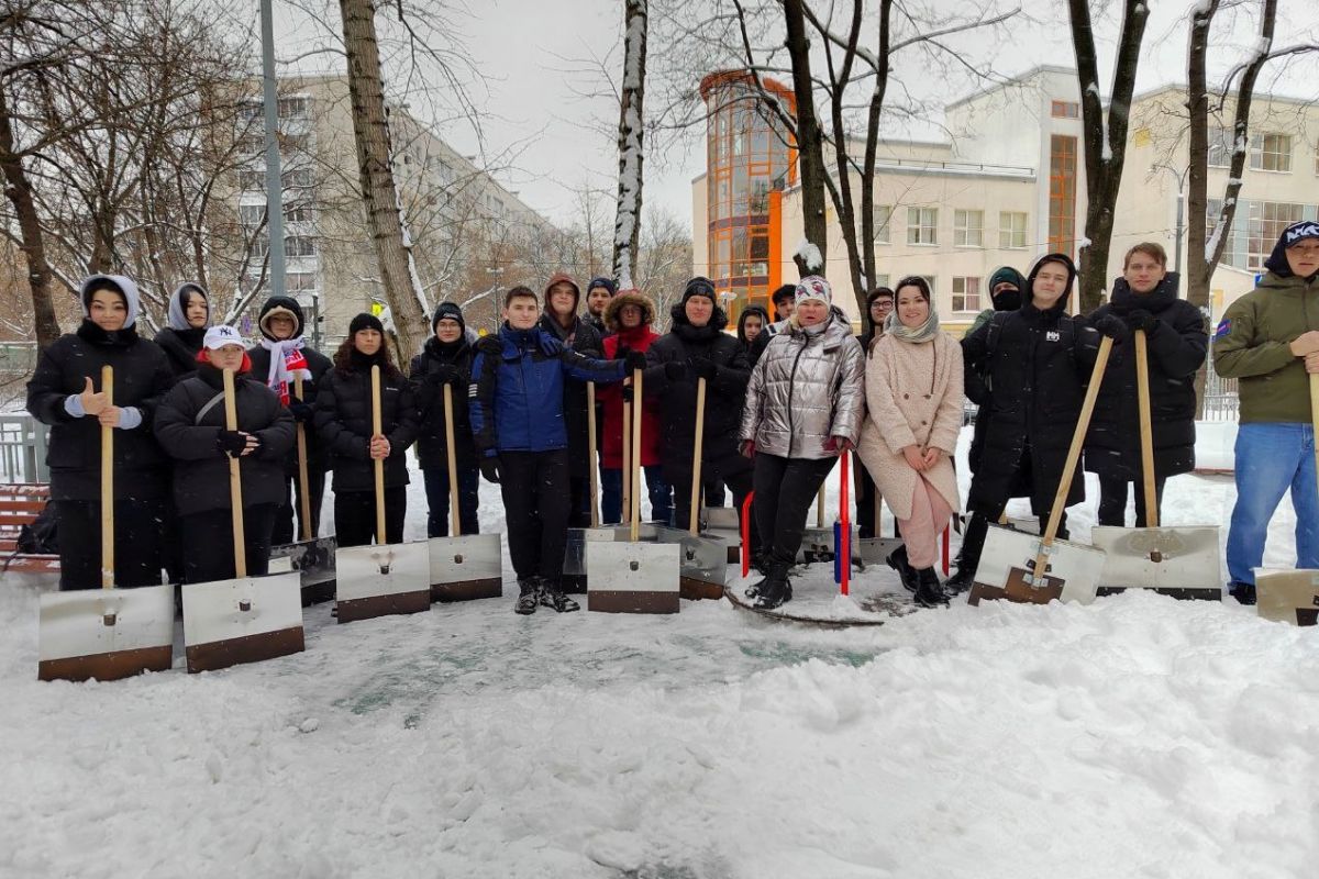 Единороссы Центрального округа Москвы приняли участие в городской акции  «Снежный десант»