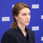 Алёна Аршинова предложила ввести обязательное страхование капитально ремонтируемых и строящихся школ