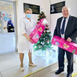 Виктор Волончунас привез в областную детскую больницу елки к Новому году