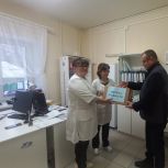 Партийцы передали «Коробку храбрости» в детское поликлиническое отделение поселка Медведево