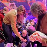 В Краснодарском крае «Женское движение Единой России» помогло посетить новогоднее представление детям из подшефных семей и участников СВО
